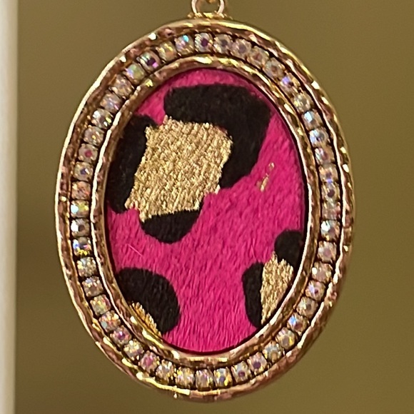 🎉💕 NEW Caroline Fuchsia Gold Leopard Iridescent Crystal Earrings - Picture 5 of 5
